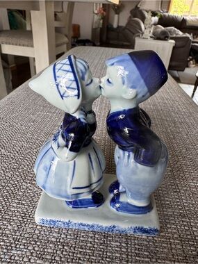Rare Vintage Delfts Blauw handpainted iconic Porcelain Kissing Dutch boy & girl!